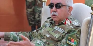 مارشال دوستم: طالبلرنی یېرگه تیز چۉکتیره آلمهسم حربی رتبهنی خلقگه قیتریب بېرهمن