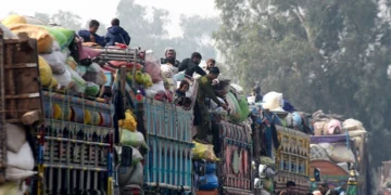 افغانستانلیک مهاجرلرنینگ کېنگ کۉلمده قیتیشی؛ طالبان و‌ میدانیده‌گی قرمه‌-قرشی روایتلری