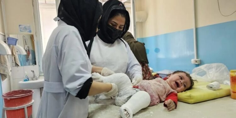 قیزیل خاچ: افغانستان هنوزگچه دنیاده‌گی اېنگ آغیر بشردوستانه معمالردن بیری بیلن یوزمه-یوز توریبدی