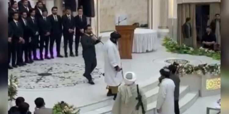 منبعلر: طالبلر هرات‌ده‌گی بیتیرووچیلر مراسمیگه باستیریب کیرگن