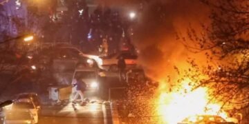 ایران‌ده ناراضلیکلر دوام اېتر اېکن، مبایل اس ام اس خذمتی قیته ایشگه توشیریلدی