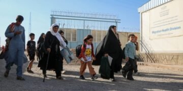 منبع‌لر: ایران و پاکستان‌دن قیتگن اۉزینی اۉزی باقه‌یاتگن عیاللر و قیزلرنینگ فراه‌ده‌گی احوالی تشویشلی