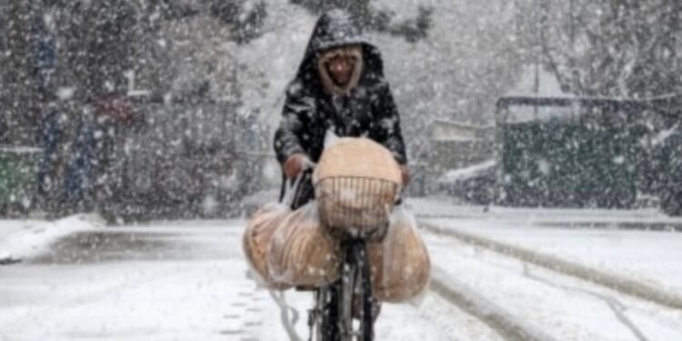 افغانستان شرقیده کوچلی قار یاغیشی کوتیلماقده