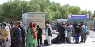 قریب 300 مهاجر عایله‌ تیناوون‌ افغانستان‌گه قَیتدی