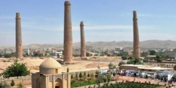 هرات مناره‌لری آره‌سیدن اۉتووچی یۉل قَیته آچیلدی؛ تېموريلر میراثیگه ضرر یېتیشیدن خواطرلر کوچه‌یدی