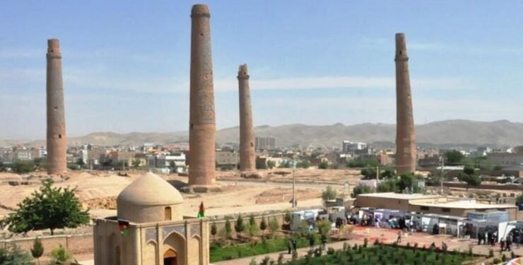 هرات مناره‌لری آره‌سیدن اۉتووچی یۉل قَیته آچیلدی؛ تېموريلر میراثیگه ضرر یېتیشیدن خواطرلر کوچه‌یدی