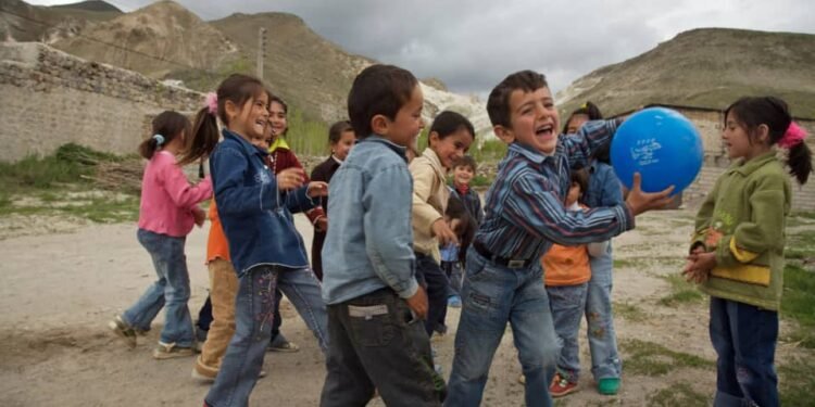 یونیسف باله‌لرنی اۉستیدریش مرکزلری آرقه‌لی 25 مینگدن آرتیق باله‌گه خدمت کۉرستماقده