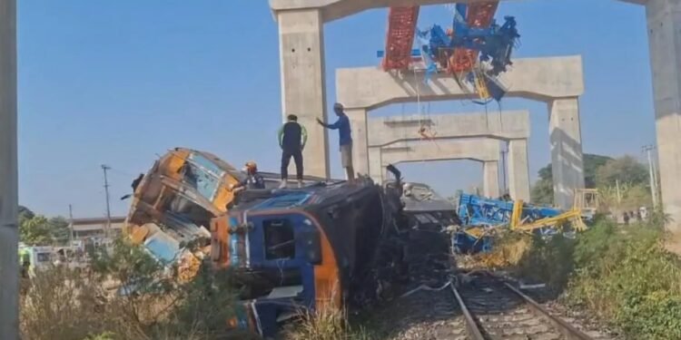 تایلندده رېل اوستیگه کرن قولب توشگن: حادثهده چمهسی ۲۵ کیشی اۉلیب، ۸۰ کیشی یرهلنگن