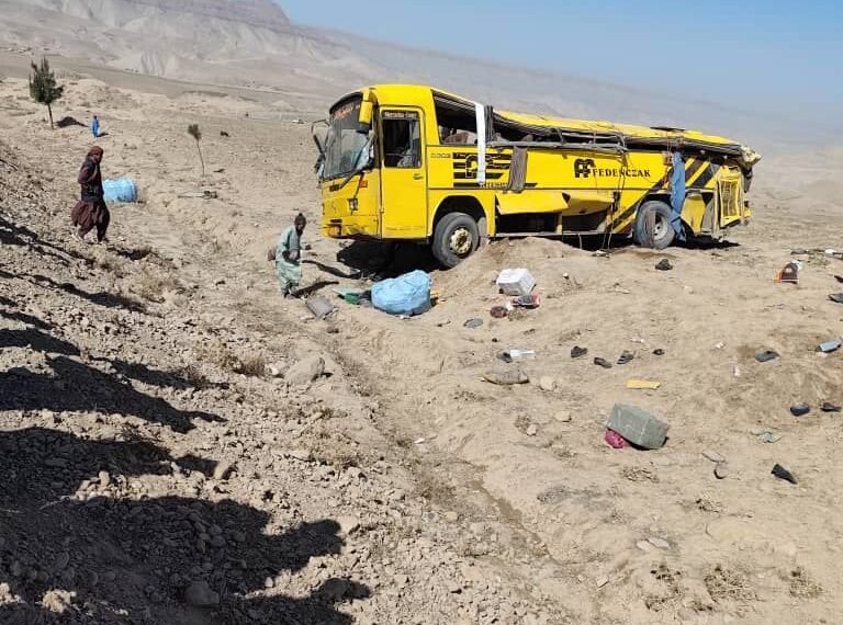 بادغیس‌‌ده یۉلاوچی تاشووچی بیر موتر قوله‌شی نتیجه‌سیده اۉن‌دن آرتیق کیشی جان بېرگن