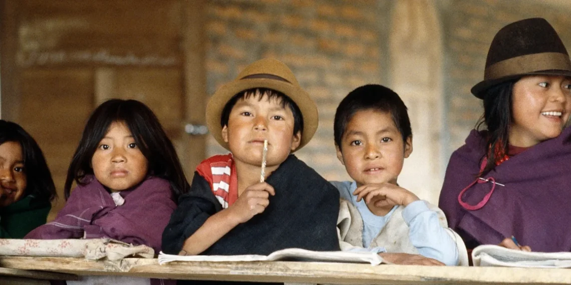 یونسکو تشکیلاتی: دنیاده ۴۰ فایز آدملر اۉزلری بیلگن تیللریده اۉقیشگه اېریشمه‌گن