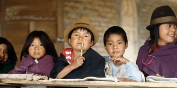 یونسکو تشکیلاتی: دنیاده ۴۰ فایز آدملر اۉزلری بیلگن تیللریده اۉقیشگه اېریشمهگن