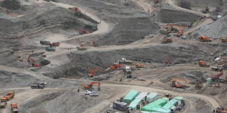 بدخشانده آلتین قزیب آلیش؛ طالبلر۱۰۰ مینگدن آرتیق آدم آلتین ایشلش بیلن شغللنماقده