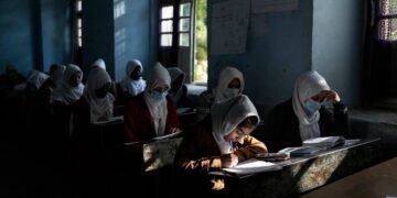 جهان عیاللر و قیزلر کونی علم ساحه‌سیده؛ افغانستان قیزلری‌نینگ تعلیمدن محروم اېتیلگنیگه۱۶۰۰ کون بۉلدی