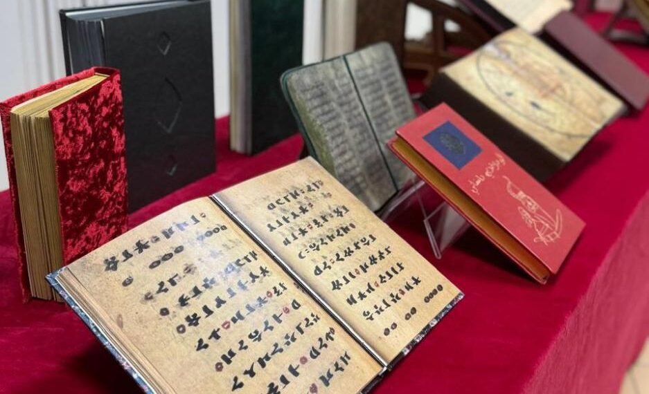 آستانه کۉرگزمه‌سیده اېسکی قۉل یازمه‌لر و قزاق خوانلیگی حجتلری نمایش اېتیلدی