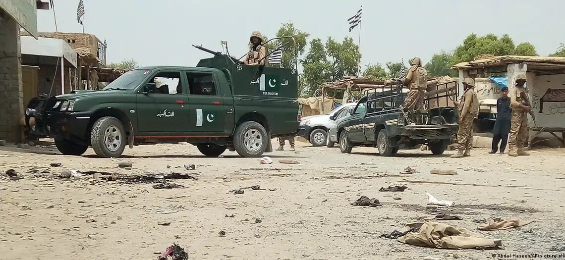 خیبر پختونخواه‌ده اویوشتیریلگن هجوم‌ده پاکستان حربیلریدن یېتّی کیشی جان بېرگن