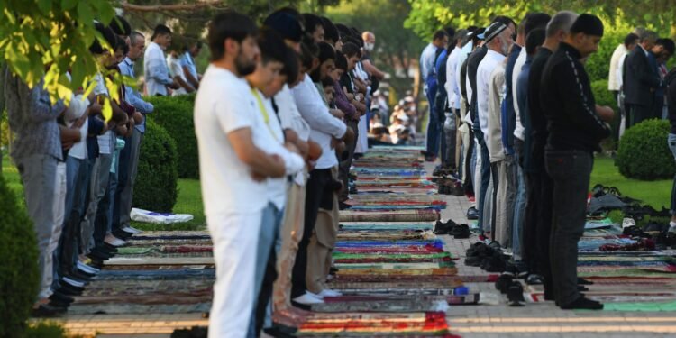 رمضان هییت نمازی تورک عالمی و باشقه کۉپلب اسلامی مملکتلرده بوگون باشلندی