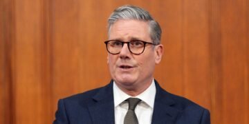 بریتانیا باش وزیری امریکا بو مملکت حربی بَزهلریدن ایش آلیشی ممکنلیگینی اعلام قیلدی