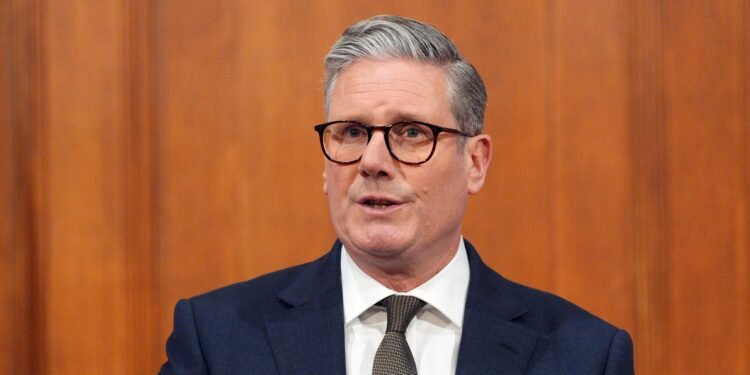 بریتانیا باش وزیری امریکا بو مملکت حربی بَزهلریدن ایش آلیشی ممکنلیگینی اعلام قیلدی