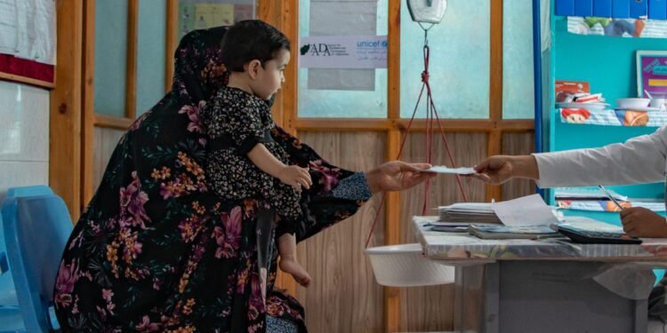 یونیسف افغانستانده تۉییب-آوقتلنمسلیککه چلینگن یوزلب مینگ باله دوالنگنیدن خبر بېردی