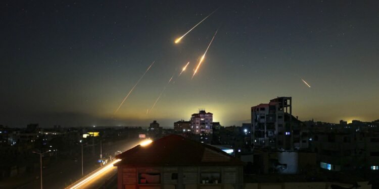 یقین شرقده اوروش دوامی؛ ایران‌نینگ اسراییل و امریکا حربی بَزه‌لریگه قرشی هجومی دوام اېتماقده