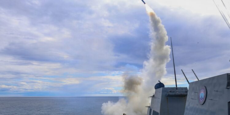 امریکا حربی‌لری تامانیدن ایران‌گه قرشی بېش مینگ پوند ارزشی‎‌گه ایگه بمب آتیلگنی اعلام قیلیندی