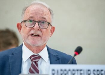 ریچارد بنت ینه‌ بیر بار افغانستانده عیاللرنینگ تعلیم آلیشیگه قۉییلگن چېکلاونی بېکار قیلیشگه چقیردی