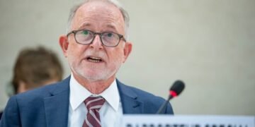 ریچارد بنت ینه بیر بار افغانستانده عیاللرنینگ تعلیم آلیشیگه قۉییلگن چېکلاونی بېکار قیلیشگه چقیردی