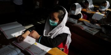 افغانستانده قیزلر حضوریسیز ینگی تعلیم ییلی باشلندی