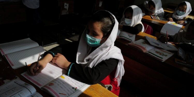 افغانستانده قیزلر حضوریسیز ینگی تعلیم ییلی باشلندی