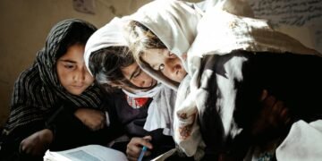 یریم آچیق کتابلر و یارقین کېله‌جک بیلن نرگس