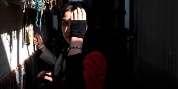 سکینه قندوز بۉرانیده تیک تورگن خاتین