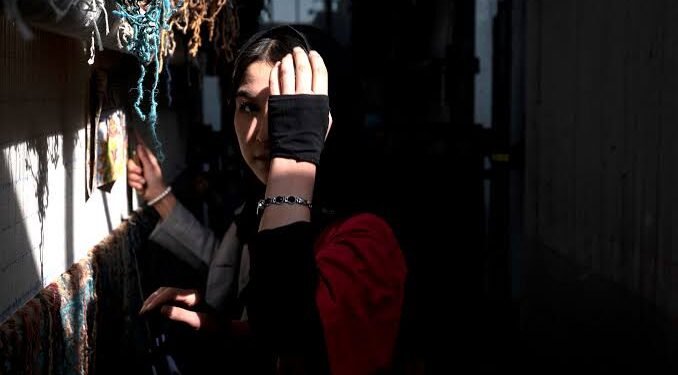 سکینه قندوز بۉرانیده تیک تورگن خاتین