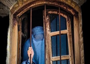 سکینه قندوز بۉرانیده تیک تورگن خاتین