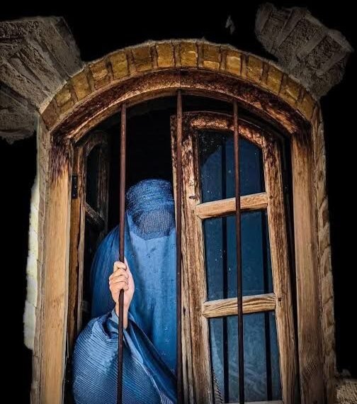 سکینه قندوز بۉرانیده تیک تورگن خاتین