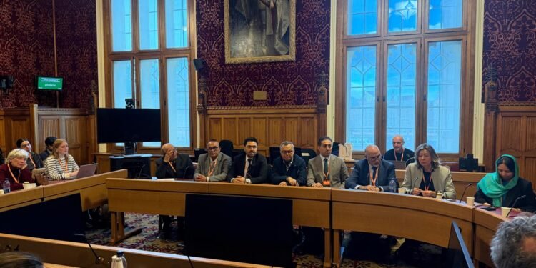 لندن ییغینی اشتراکچیلری بریتانیانینگ پارلمان و سنا کېنگشلری اعضالری بیلن اوچرهشدی