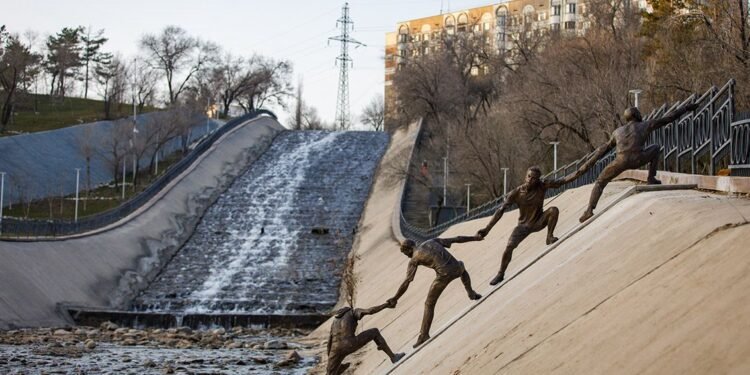 قزاقستانده انسانی بیردملیکنی نشانلش