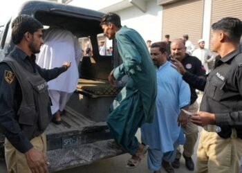 پاکستان پولیسی یوزلب افغانستانلیک مهاجرنی حبسگه آلیب، قماققه تشله‌دی