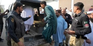 پاکستان پولیسی یوزلب افغانستانلیک مهاجرنی حبسگه آلیب، قماققه تشلهدی