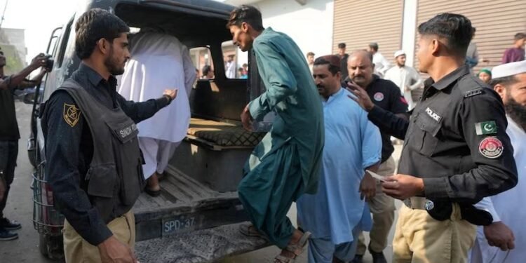 پاکستان پولیسی یوزلب افغانستانلیک مهاجرنی حبسگه آلیب، قماققه تشلهدی