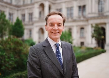 ریچارد لیندسی: افغانستان‌ده قیزلرنی تعلیمدن محروم قیلیش مملکت کېله‌جگیگه ضرر یېتکزه‌دی