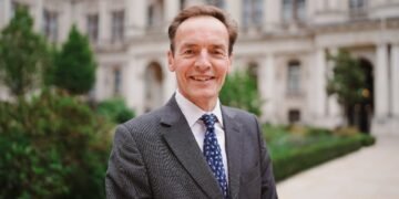 ریچارد لیندسی: افغانستان‌ده قیزلرنی تعلیمدن محروم قیلیش مملکت کېله‌جگیگه ضرر یېتکزه‌دی