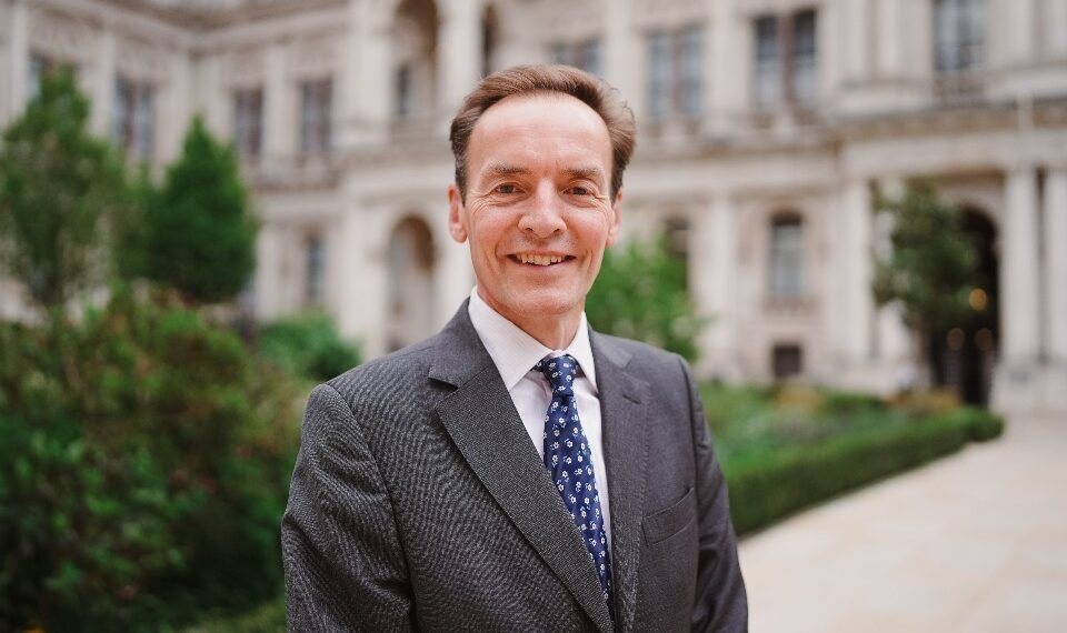 ریچارد لیندسی: افغانستان‌ده قیزلرنی تعلیمدن محروم قیلیش مملکت کېله‌جگیگه ضرر یېتکزه‌دی