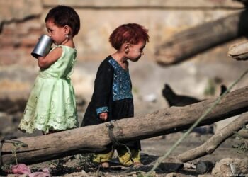 جهان آزیق-آوقت دستوری: افغانستان‌ده ۴.۷ میلیون باله و عیال تۉییب-آوقتلنمسلیک بیلن دوچ