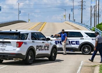 امریکاده بیر ایرکک سکّیز باله‌نی اۉققه توتیب اۉلدیردی