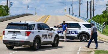 امریکاده بیر ایرکک سکّیز باله‌نی اۉققه توتیب اۉلدیردی