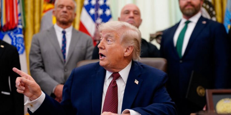 جمهور رییس ترامپ افغانستانلیک قاچقینلرنی قطردن کنگوگه کۉچیریش حقیده‌گی بحثلردن خبرسیز اېکنینی تیلگه آلدی