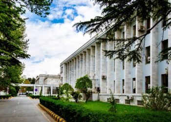 طالبلر: قطرده‌گی افغانستانلیک قاچقینلردن ایشانچ بیلن مملکت‌گه قیتیشینی سۉره‌دی