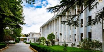 طالبلر: قطرده‌گی افغانستانلیک قاچقینلردن ایشانچ بیلن مملکت‌گه قیتیشینی سۉره‌دی