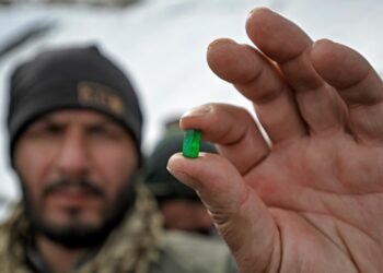 طالبلر پنجشیر زمرد کانلرینی قزیب آلیش رخصت‌نامه‌سینی ارزانلشتیردی