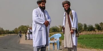 طالبان جوزجان‌ده ایکّی عیال قۉشیمچه ۲۷ کیشی‌نی عامه حضوریده دُره اوردی